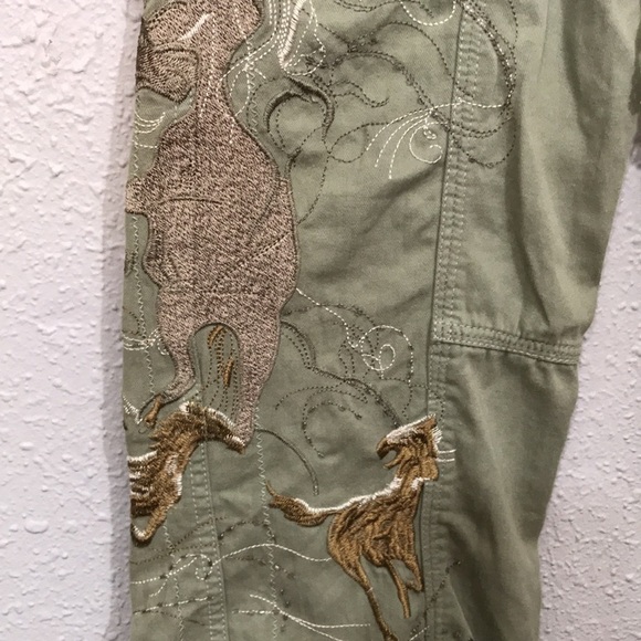 Miss Me Embroidered Horse/Stallions Olive Green Tons of Pockets Capris size M - Picture 3 of 10
